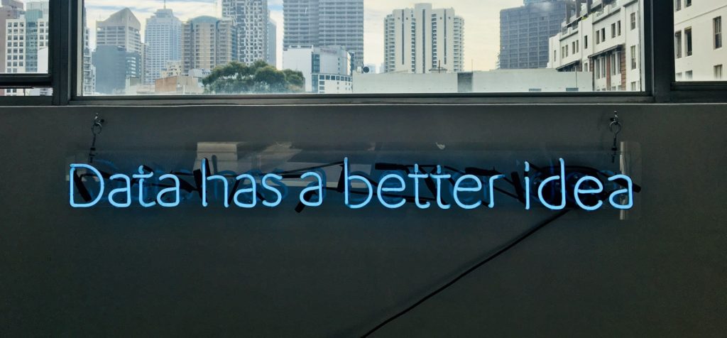 scritta data has a better idea neon blu con paesaggio